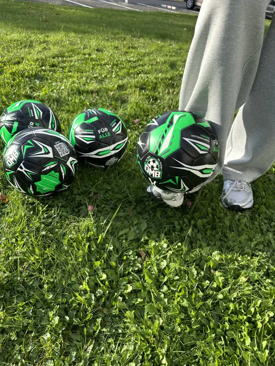 Unser Ball am Fuß auf dem Rasen