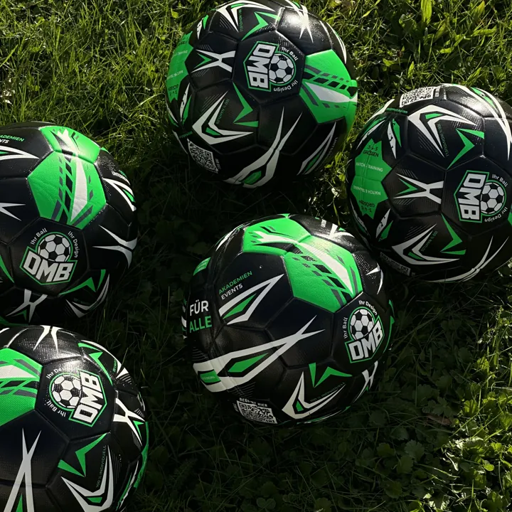 Balones de muestra vistos desde arriba sobre el césped