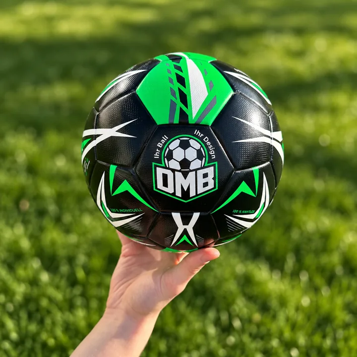 Balón de muestra con el logo DMB en la mano