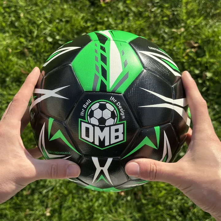 Unser Ball mit Logo in beiden Händen
